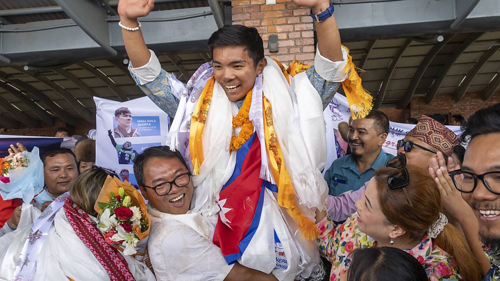 Minima Sherpa, der Vater des 18-jährigen Nima Rinji Sherpa, feiert die Ankunft seines Sohnes. Foto: Niranjan Shrestha/AP/dpa