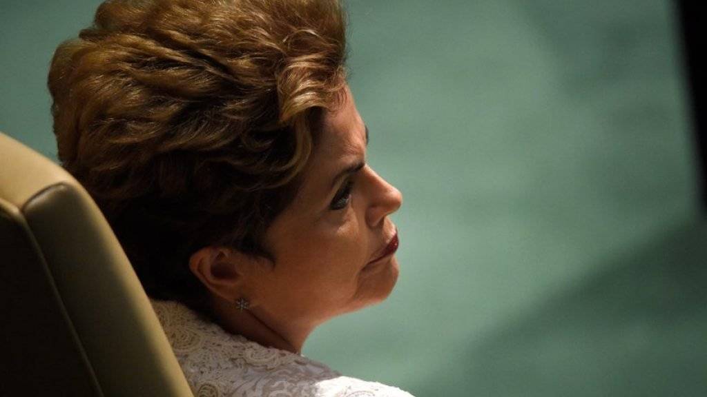 Steht erheblich unter Druck: Brasiliens Präsidentin Dilma Rousseff. Der Oppositionspartei PSDB zufolge soll sie ihren Wahlkampf illegal mit Spenden von Zulieferern des Energiekonzerns Petrobras finanziert haben (Archiv)