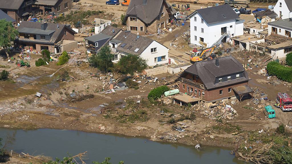 ARCHIV - Rettungskräfte sind nach dem Hochwasser in Rheinland-Pfalz im Einsatz. Foto: Thomas Frey/dpa