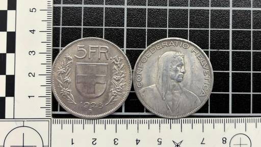Zwei mutmasslich gefälschte Fünfliber beim Post-Zoll entdeckt