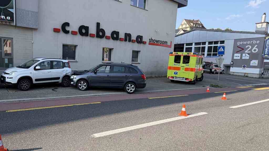Autofahrer kracht in Herisau nach Wespenstich in mehrere Fahrzeuge