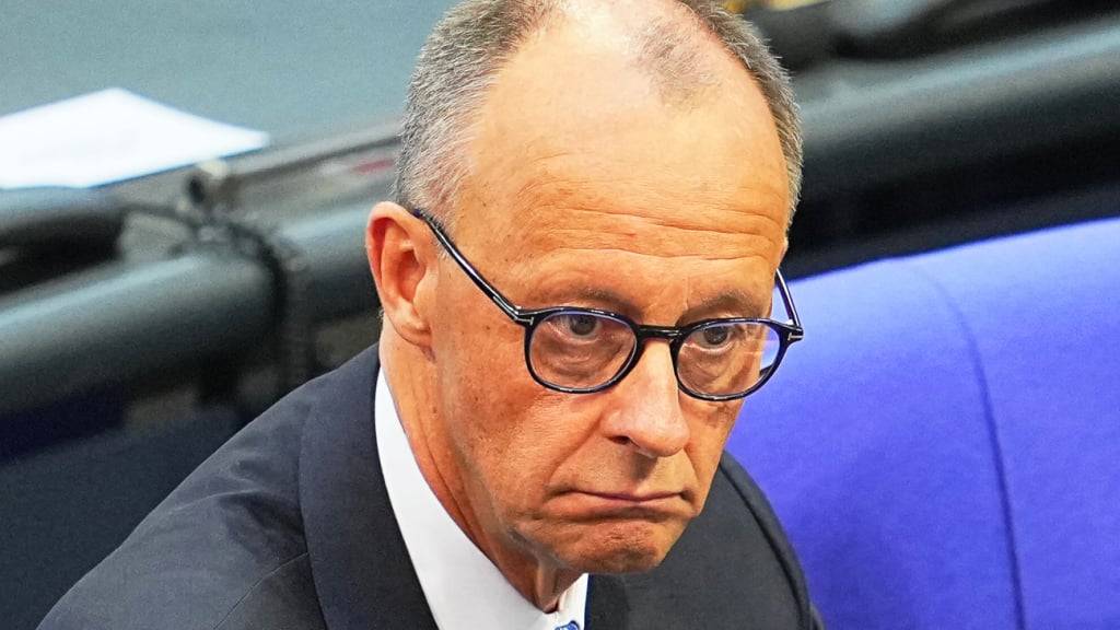 dpatopbilder - Der designierte Bundeskanzler Friedrich Merz (CDU) reagiert im Bundestag bei der Kanzlerwahl. Foto: Michael Kappeler/dpa