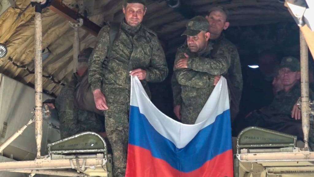 HANDOUT - Russische Soldaten nachdem sie im Rahmen eines Kriegsgefangenenaustauschs zwischen Russland und der Ukraine aus der Gefangenschaft zurückgekehrt sind. Foto: Uncredited/Rusian Defense Ministry Press Service/AP/dpa