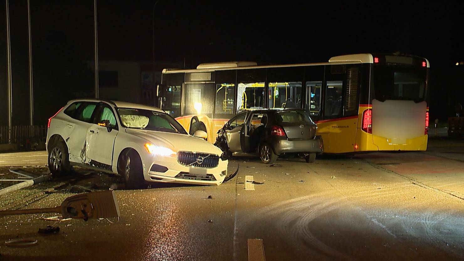 Zwei Verletzte Bei Unfall Mit Autos Und Postauto | Blaulicht