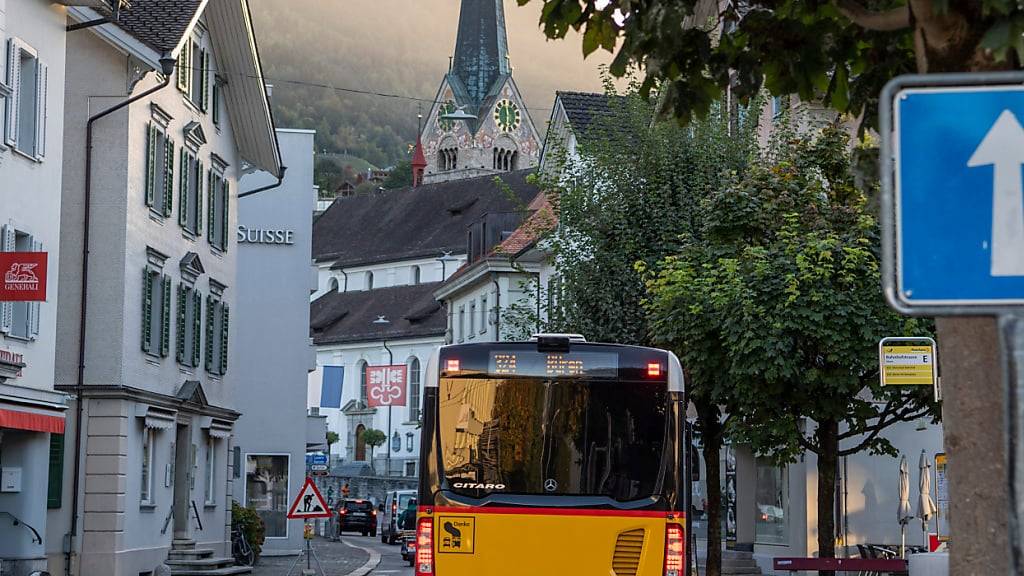 Ein Postauto an einer Haltestelle in Stans. (Archivaufnahme)