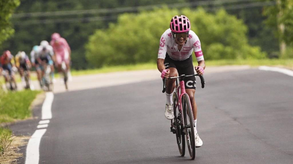 Richard Carapaz entflieht dem Feld und feiert später seinen vierten Giro-Etappensieg