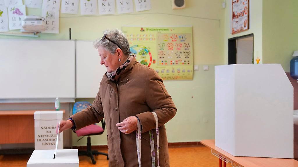 Eine Frau gibt ihre Stimme während der ersten Runde der Präsidentschaftswahlen in einem Wahllokal ab. Foto: Petr David Josek/AP/dpa