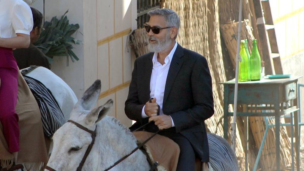 Clooney reitet auf einem Esel und versetzt Dorf in Aufruhr