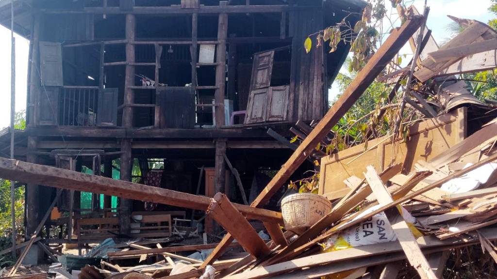 Ein beschädigtes Haus ist am 06.12.2025 zwischen den Trümmern in einem Gebiet zu sehen, das angeblich von einem Luftangriff des Militärs im Dorf Mayakan in der Gemeinde Tabayin getroffen wurde. Seit dem Putsch im Februar 2021 herrscht das Militär im früheren Birma mit eiserner Hand. Foto: Ko Nan Gyi via AP