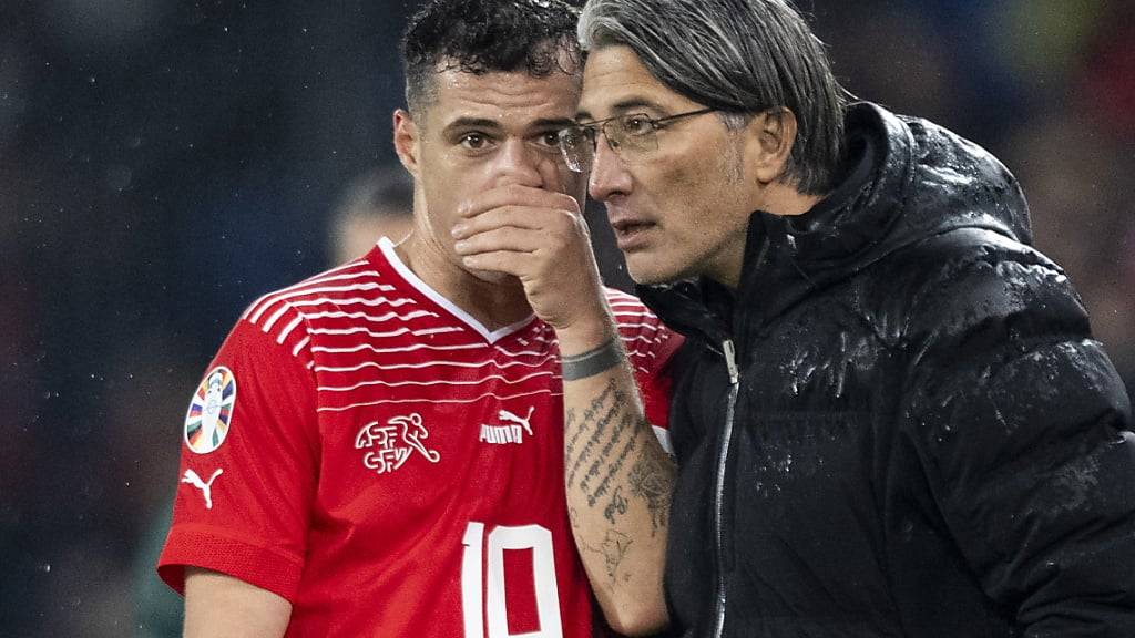 Granit Xhaka nach dem Spiel gegen Kosovo im Gespräch mit Trainer Murat Yakin