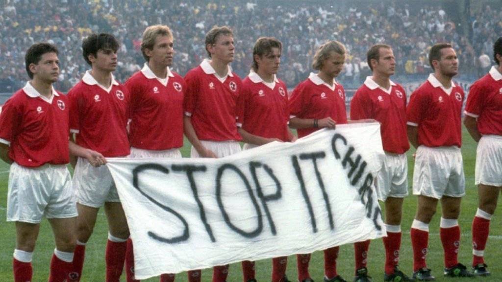 9. Juni 1995: Die Schweizer Nationalmannschaft protestiert in Göteborg gegen die französischen Atombomben-Tests im Mururoa-Atoll