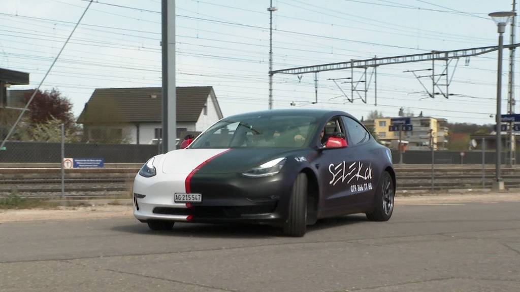 Immer mehr Junge wollen mit Elektroautos fahren lernen