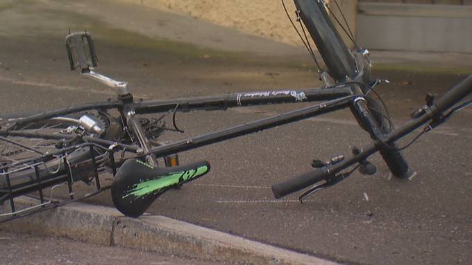 E-Bike- und Velofahrer krachen frontal ineinander – beide schwer verletzt