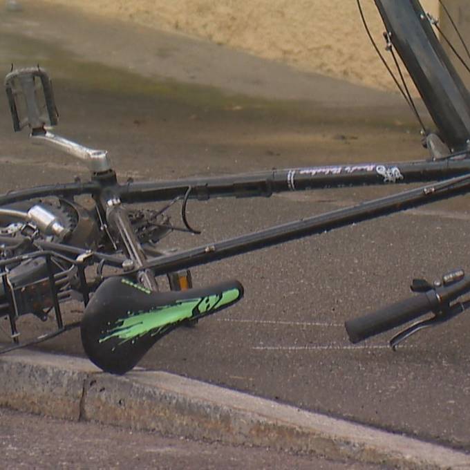 E-Bike- und Velofahrer krachen frontal ineinander – beide schwer verletzt