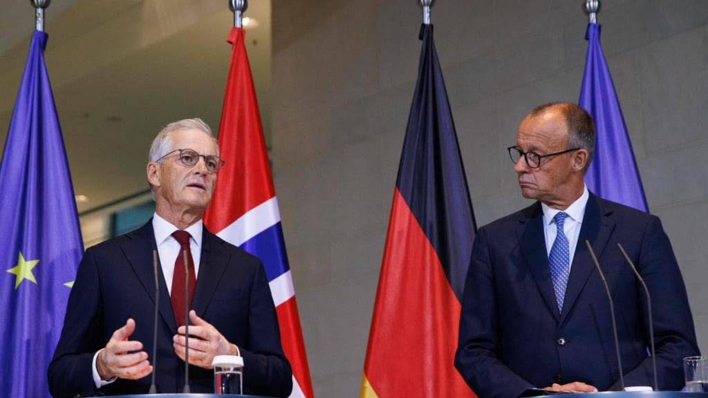 Bundeskanzler Friedrich Merz (r, CDU) und Jonas Gahr Store, Ministerpräsident des Königreichs Norwegen, geben im Bundeskanzleramt eine Pressekonferenz. Foto: Carsten Koall/dpa