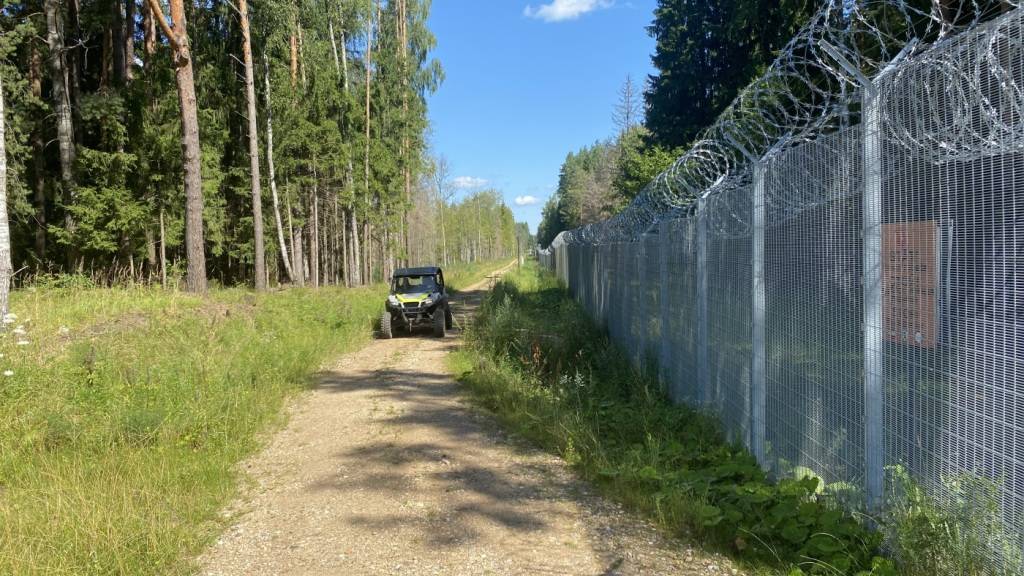 ARCHIV - Lettische Grenzschützer patrouillieren mit einem Fahrzeug entlang der Grenze zu Belarus. Foto: Alexander Welscher/dpa