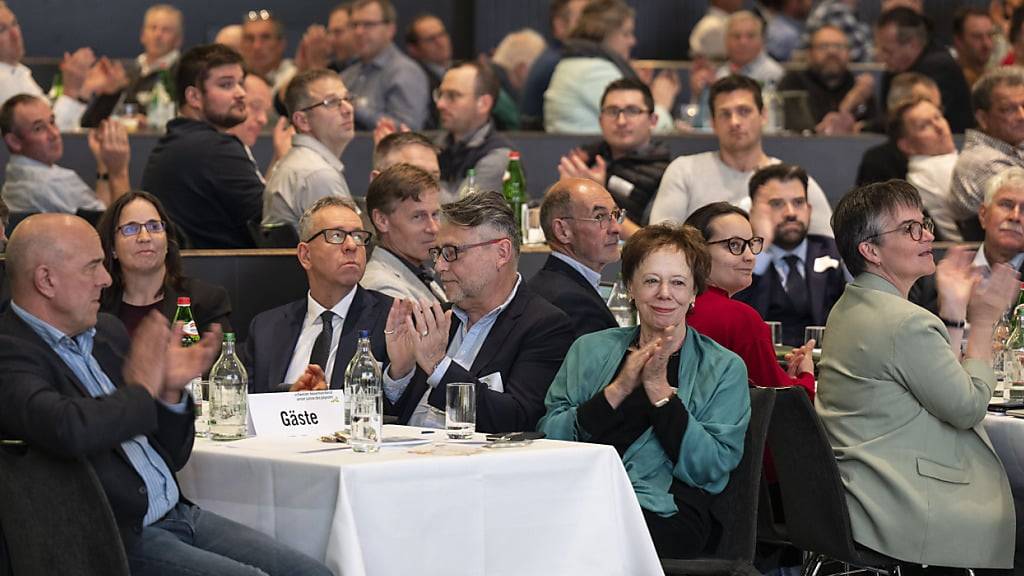 Applaus im Kursaal Bern: Die Delegierten des Schweizer Bauernverbands wählten Nationalrat Markus Ritter (Mitte/SG) für weitere vier Jahre zum Präsidenten.