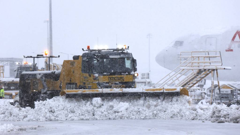 Wintereinbruch: Flughafen Wien stellt Betrieb zeitweise ein