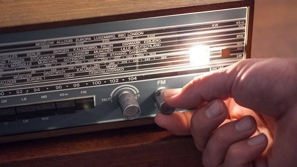 Radio ist in der Schweiz nach wie vor ein beliebtes Medium, auch wenn die Nutzung leicht zurückgegangen ist. (Archivbild)