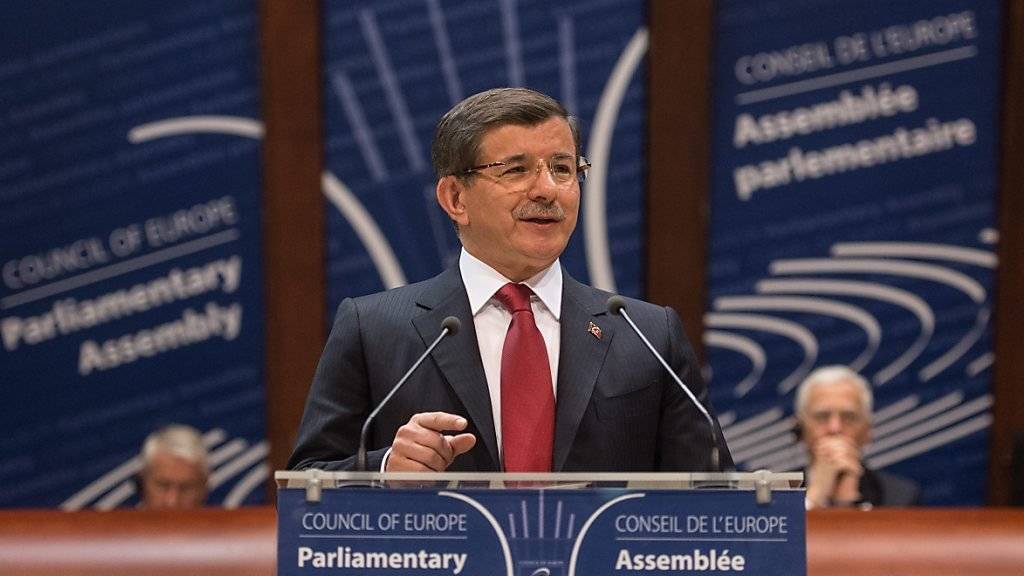 Premierminister Davutoglu sieht die EU in der Pflicht: Für ihn hat die Türkei alle Bedingungen erfüllt, damit Türkinnen und Türken bei Reisen in die EU von der Visumpflicht befreit werden.