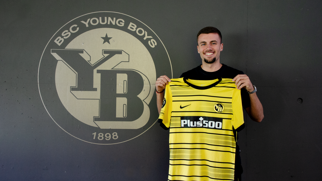 Darian Males präsentiert ein Shirt der Berner Young Boys.