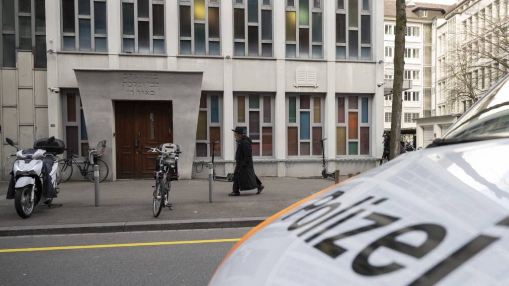 Die Stadt Zürich verdoppelt ihren Betrag für den Schutz von Minderheiten von einer auf zwei Millionen Franken. Mit dem Geld wird unter anderem der Schutz für die Synagogen verstärkt. Im Bild die Synagoge Agudas Achim in Wiedikon. (Archivbild)