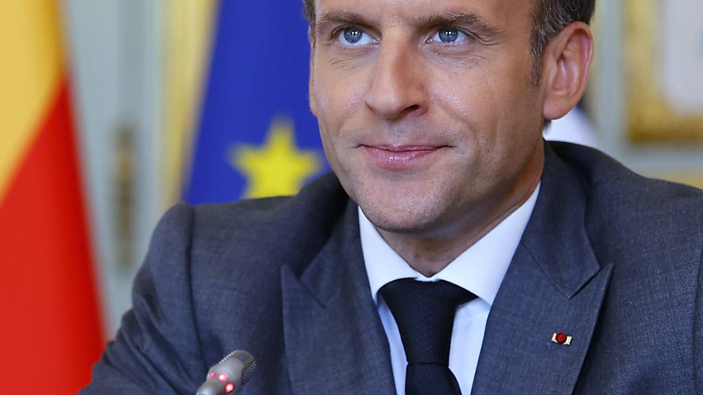 Frankreichs Präsident Emmanuel Macron spricht im Elysee-Palast. Nachdem er am Dienstag bei einem Besuch in Tain-l'Hermitage geohrfeigt wurde, hat die Staatsanwaltschaft laut Medienberichten 18 Monate Haft für den Täter gefordert. Foto: Thomas Samson/AFP POOL/AP/dpa