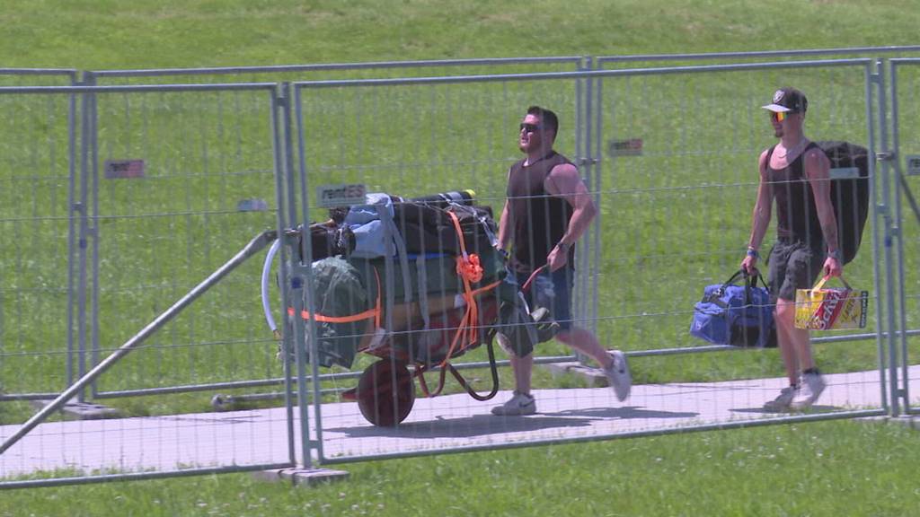 Zwei Tage vor Festivalstart: Hartgesottene OASG-Fans warten schon vor dem Eingang