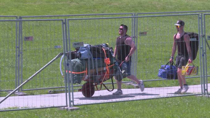 Zwei Tage vor Festivalstart: Hartgesottene OASG-Fans warten schon vor dem Eingang