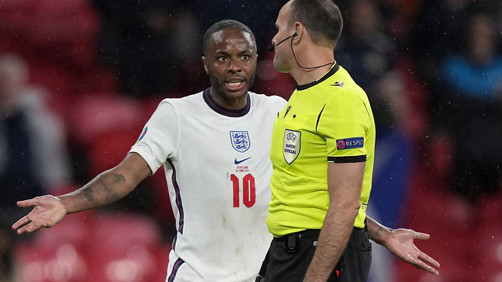 Unzufriedene Engländer: Raheem Sterling diskutiert mit Referee Antonio Mateu Lahoz