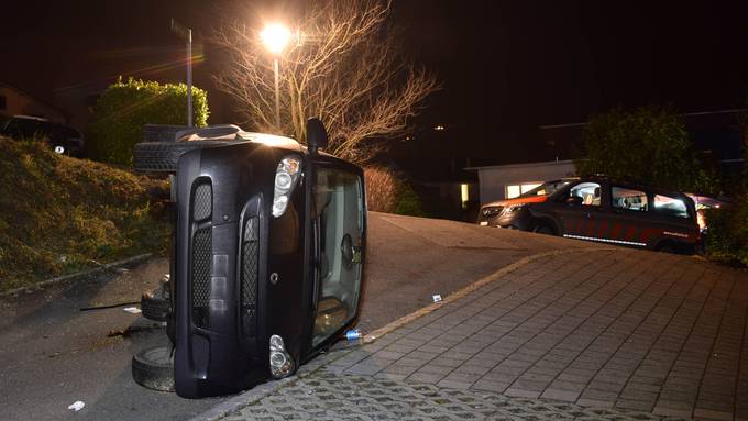 Auto rollt Strasse hinunter und kippt