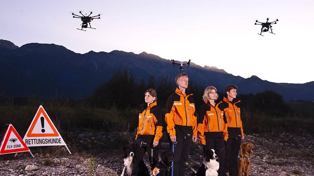 Bei der Suche nach Vermissten werden Hundeteams von Redog künftig von Drohnen unterstützt. (Bild: Redog)