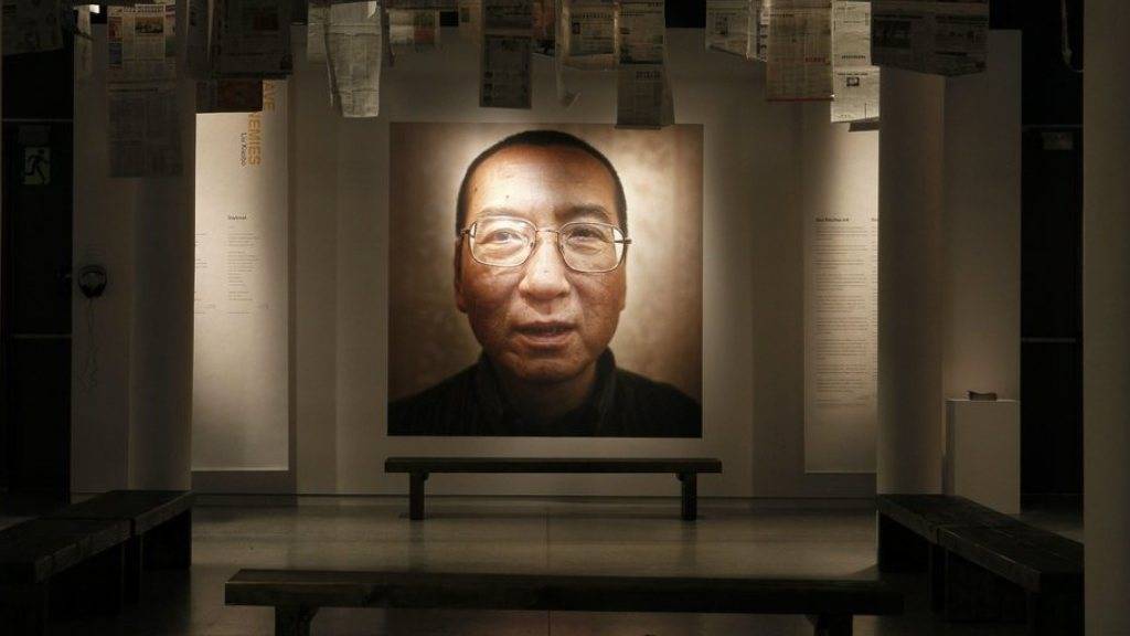Liu Xiaobo erhielt 2010 den Friedensnobelpreis. Bei der Übergabezeremonie blieb sein Stuhl leer. Im Nobel Peace Center in Oslo wurde sein Bild ausgestellt. (Archivbild)