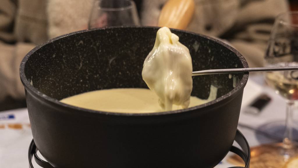 Wettbewerbsteilnehmer kosten eines der Fondues, die am Samstag in Tartegnin VD an der Fondue-WM präsentiert wurden.