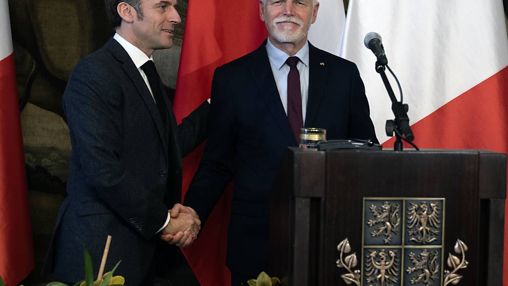 Petr Pavel (r), Pr‰sident von Tschechien, empf‰ngt Emmanuel Macron, Pr‰sident von Frankreich, in Prag. Foto: ÿÌhov· Michaela/CTK/dpa