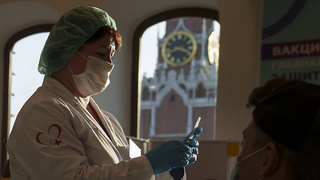 Eine Mitarbeiterin des Gesundheitswesens bereitet eine Impfung mit dem russischen Corona-Impfstoff Sputnik in einem Impfzentrum in Moskau vor. Foto: Pavel Golovkin/AP/dpa
