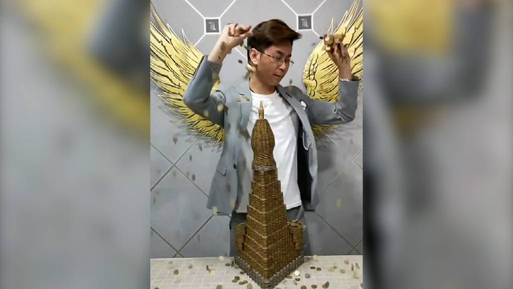 90'000 Münzen zu Hause: Chinese baut Kunstwerke aus einem Haufen Kleingeld