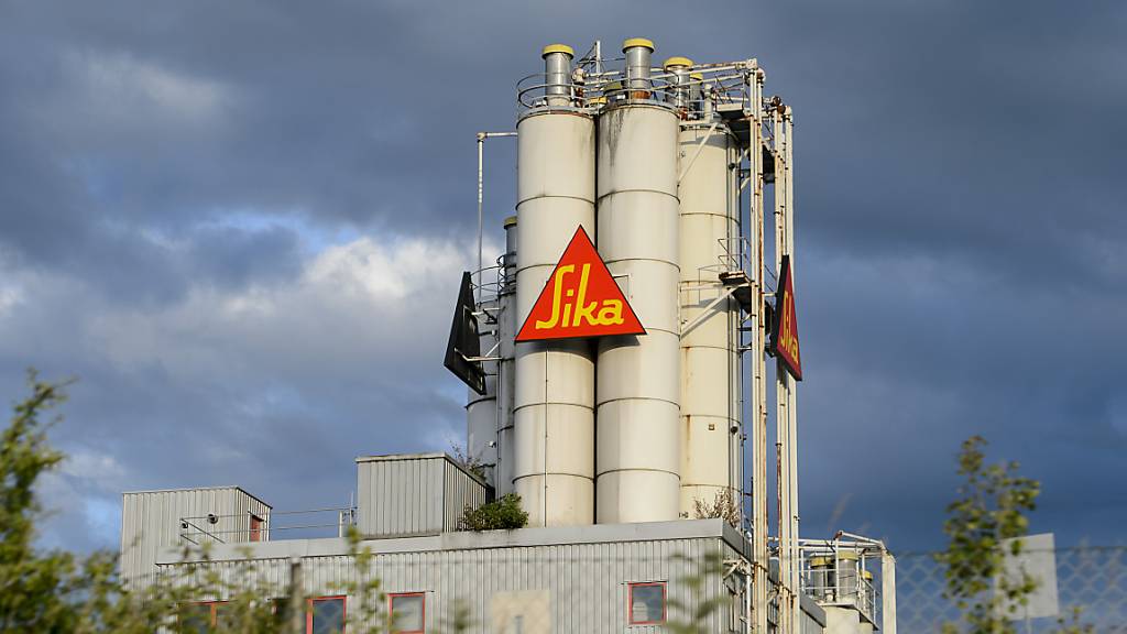 Die Bauchemieherstellerin Sika will im laufenden Jahr auf einen Umsatz von mehr als 10 Milliarden Franken kommen - im Bild die Fabrik in Düdingen. (Archivbild)