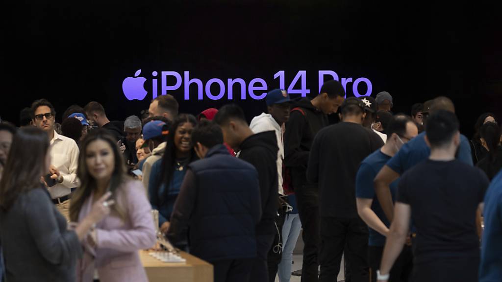 Mitten im wichtigen Weihnachtsgeschäft hat Apple mit erheblichen Lieferengpässen beim neuen iPhone 14 Pro zu kämpfen. Die Produktion im Hauptwerk in China werde aktuell von Covid-Einschränkungen beeinträchtigt, teilte Apple in der Nacht zum Montag mit. (Archivbild)