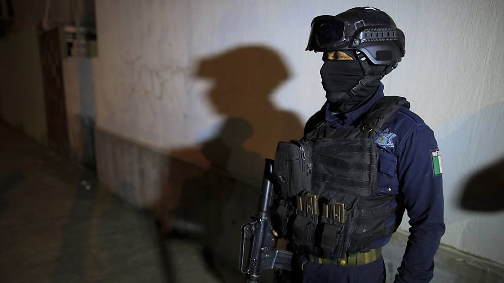 Ein Angehöriger der mexikanischen Polizei steht Wache während eines Einsatzes in der Region Veracruz. (Archivbild)