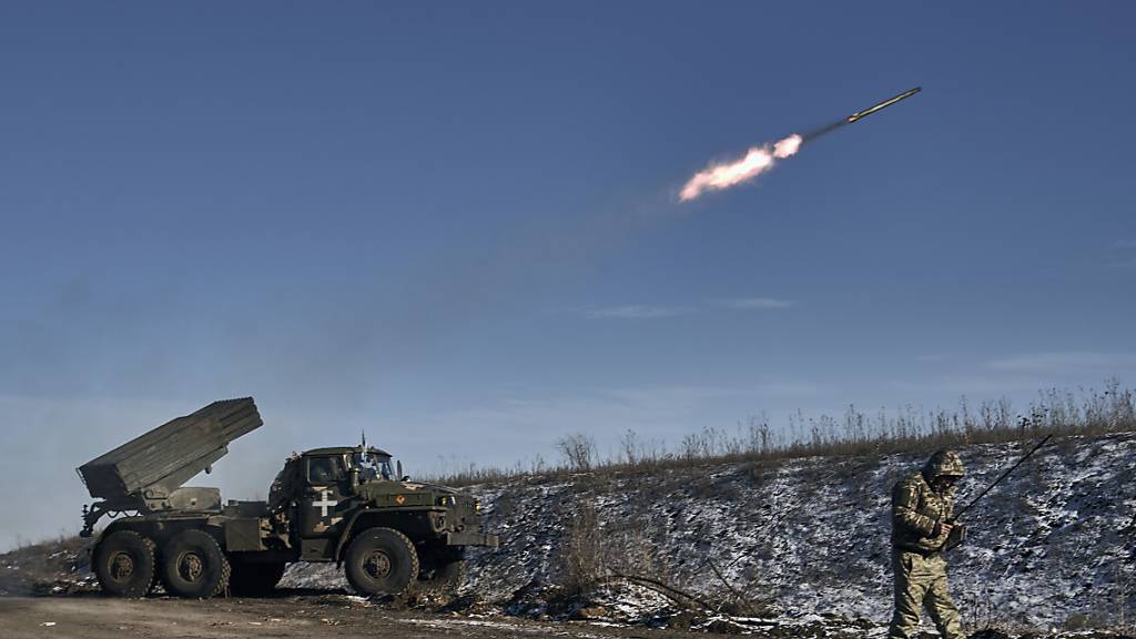 ARCHIV - Die ukrainische Armee versucht weiterhin das russische besetzte Donezk zurückzugewinnen. (Archivbild) Foto: Libkos/AP/dpa