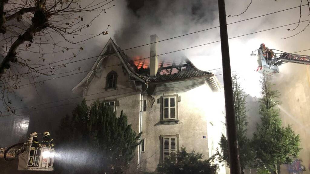In einem leerstehenden Gebäude in der Stadt Freiburg ist es in der Nacht auf Freitag aus vorerst ungeklärten Gründen zu einem Brand gekommen.