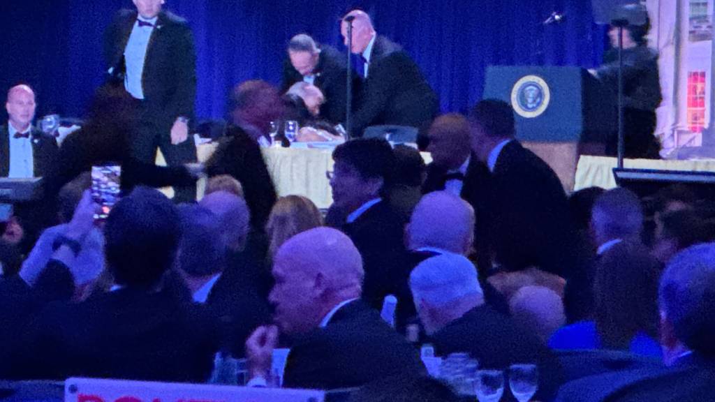 Secret Service Agenten reagieren während des White House Correspondents' Dinner. Foto: Mark Schiefelbein/AP/dpa