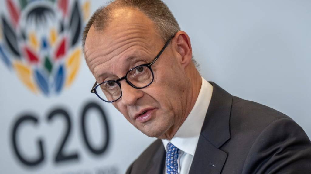 Bundeskanzler Friedrich Merz (CDU) nimmt an einer Pressekonferenz nach dem G20-Gipfeltreffen teil. Der G20 Gipfel fand erstmalig in Afrika statt. Foto: Michael Kappeler/dpa
