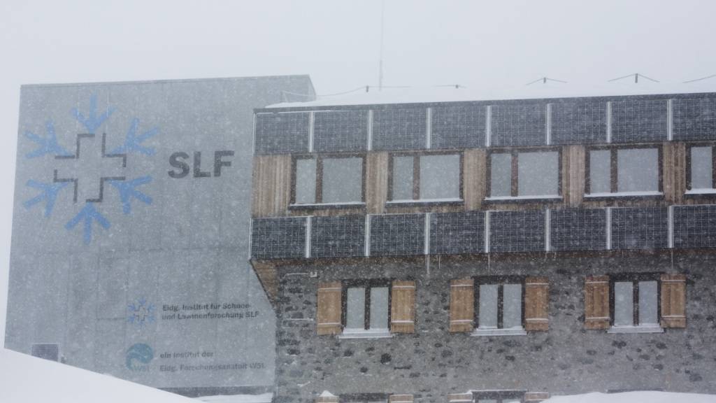 Auch exponierte Teile von Verkehrswegen sind laut dem SLF teilweise gefährdet. (Archivbild)