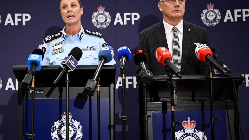 Krissy Barrett, Kommissarin der australischen Bundespolizei (AFP) (l), und Ross Barnett, Leiter der OSI-Ermittlungen, sprechen während einer Pressekonferenz nach der Verhaftung des ehemaligen SAS-Soldaten. Foto: Bianca De Marchi/AAP/dpa