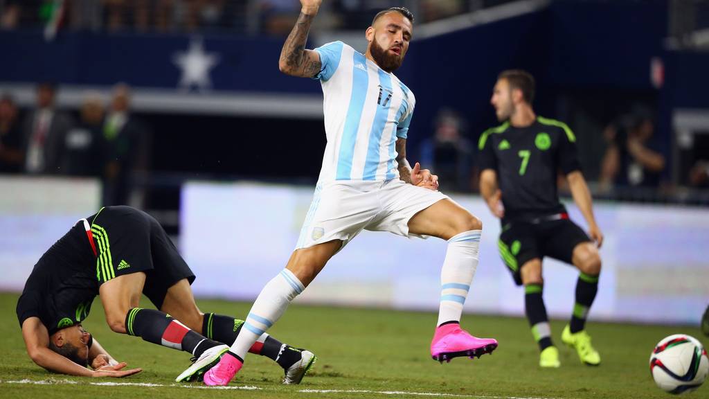 ARLINGTON, TX - SEPTEMBER 08:  Nicolas Otamendi #17 of Argentina dribbles the ball against Javier Hernandez #14 of Mexico in the first half during a international friendly at AT&T Stadium on September 8, 2015 in Arlington, Texas.  (Photo by Ronald Martinez/Getty Images)