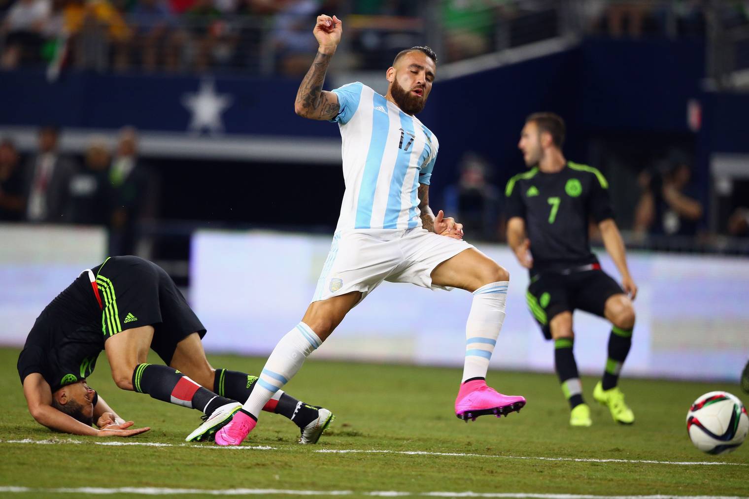 ARLINGTON, TX - SEPTEMBER 08:  Nicolas Otamendi #17 of Argentina dribbles the ball against Javier Hernandez #14 of Mexico in the first half during a international friendly at AT&T Stadium on September 8, 2015 in Arlington, Texas.  (Photo by Ronald Martinez/Getty Images)