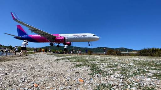 Flugzeug fegt in Griechenland knapp über Schaulustige hinweg