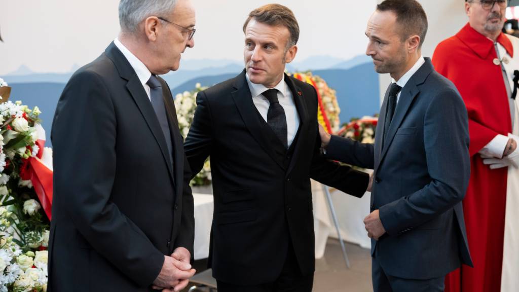 Der französische Präsident Emmanuel Macron (Mitte) wurde in Martigny VS von Bundespräsident Guy Parmelin (links) und Staatsratspräsident Mathias Reynard (rechts) empfangen.